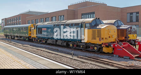 La British Rail Class 37 locomotiva diesel nel logo grande BR schema blu presso la stazione di York con 975025 Caroline berlina di ispezione Foto Stock