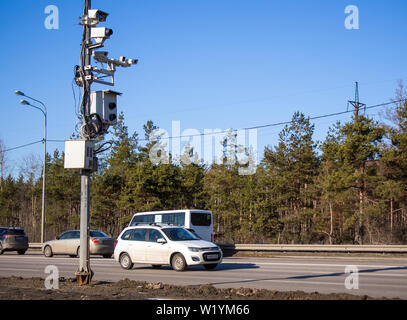 Voronezh, Russia - 13 Marzo 2019: Molte telecamere di controllo dei diversi sistemi sul pilastro al lato della strada Foto Stock