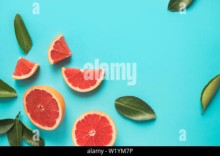 Vista dall'alto di colorata frutta organge fetta su sfondo pastello.concetti idee di frutta verdura,.mangiare sano stile di vita Foto Stock
