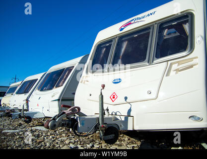 Voronezh, Russia - 13 Marzo 2019: Motorhome rimorchi stand in una fila nel parcheggio Foto Stock