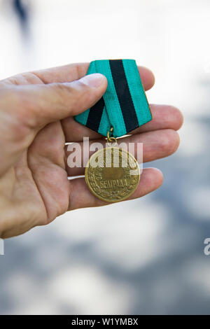 TBILISI, GEORGIA - 3 Maggio 2019: vecchia guerra mondiale due medaglia venduti sul secco del mercato Ponte a Tbilisi, Georgia. Si tratta di un quotidiano aperto il mercato delle pulci. Foto Stock