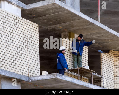 Voronezh, Russia - 13 Marzo 2019: conversazione dei lavoratori presso un sito in costruzione Foto Stock