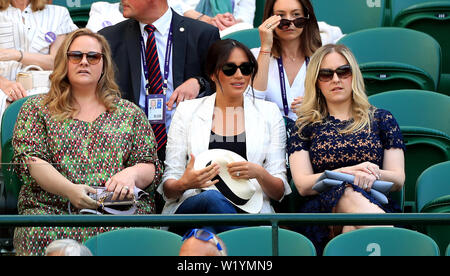 La Duchessa di Sussex in gabbie di corte uno per guardare la partita tra Serena Williams e Kaja Juvan il giorno quattro dei campionati di Wimbledon al All England Lawn Tennis e Croquet Club, Wimbledon. Foto Stock
