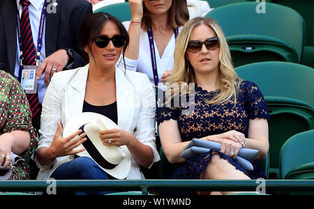 La Duchessa di Sussex in gabbie di corte uno per guardare la partita tra Serena Williams e Kaja Juvan il giorno quattro dei campionati di Wimbledon al All England Lawn Tennis e Croquet Club, Wimbledon. Foto Stock