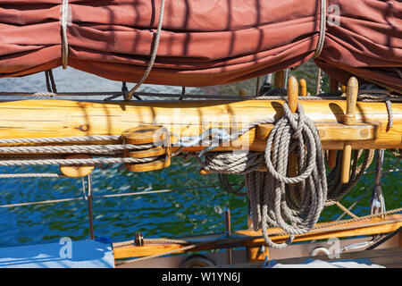 Braccio con blocchi e un red sail sulla barca Foto Stock