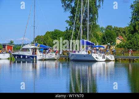 Le imbarcazioni da diporto che giace su di un ponte su un bel giorno di estate a Gota canal in Svezia Foto Stock