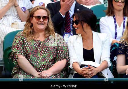 La duchessa del Sussex nelle tribune di corte uno per guardare la partita tra Serena Williams e Kaja Juvan il giorno quattro del Wimbledon Championships all'All England Lawn tennis and Croquet Club, Wimbledon. Foto Stock