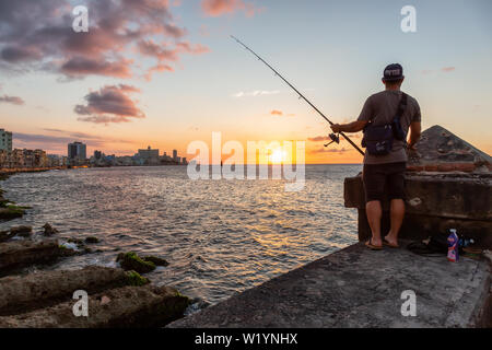 L'Avana, Cuba - 22 Maggio 2019: il popolo cubano sono la pesca nell'oceano, prese durante la penuria di crisi alimentare. Foto Stock