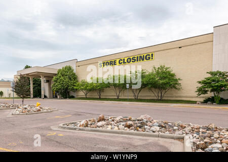 Un negozio di vendita al dettaglio in un suburban shopping mall che ha chiuso per il business. Foto Stock