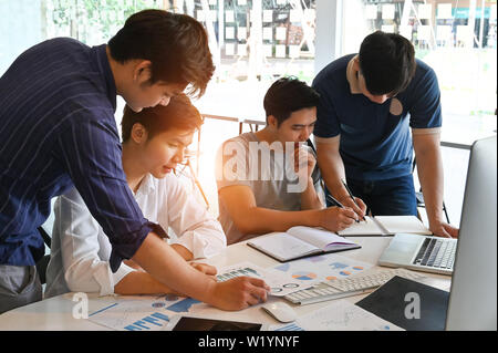 Startup business giovane incontro di gruppo e un po' di brainstorming su Office Workplace. Foto Stock