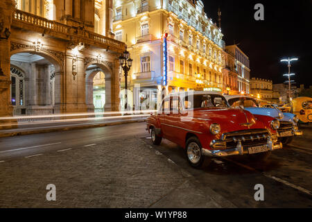 L'Avana, Cuba - Maggio 17, 2019: Classico vecchio americano auto per le strade di l'Avana Vecchia Città durante una vivace notte dopo il tramonto. Foto Stock