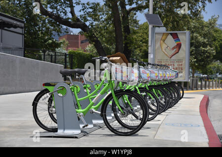 WEST HOLLYWOOD, CA/STATI UNITI D'America - 31 Maggio 2019: condivisione di biciclette rastrelliere sono diventati comuni per le strade di Los Angeles Foto Stock