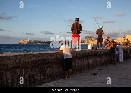L'Avana, Cuba - 22 Maggio 2019: il popolo cubano sono la pesca nell'oceano, prese durante la penuria di crisi alimentare. Foto Stock