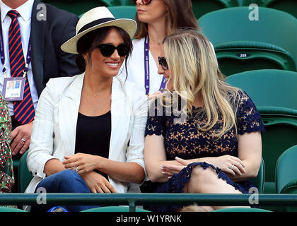 La Duchessa di Sussex in gabbie di corte uno per guardare la partita tra Serena Williams e Kaja Juvan il giorno quattro dei campionati di Wimbledon al All England Lawn Tennis e Croquet Club, Wimbledon. Foto Stock