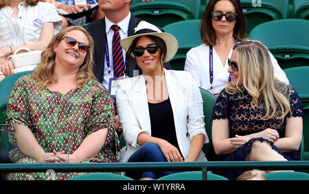 La Duchessa di Sussex in gabbie di corte uno per guardare la partita tra Serena Williams e Kaja Juvan il giorno quattro dei campionati di Wimbledon al All England Lawn Tennis e Croquet Club, Wimbledon. Foto Stock