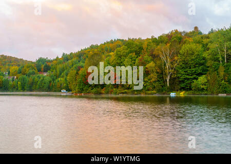 Sunrise vista del Lac Rond lago, in Sainte-Adele, Laurentian Mountains, Quebec, Canada Foto Stock