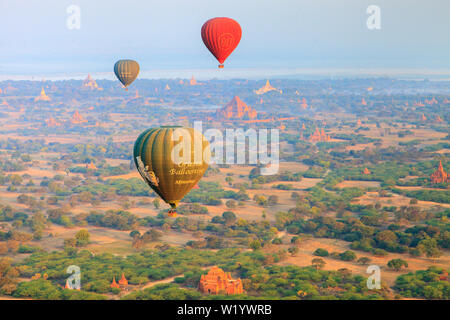 In mongolfiera ad aria calda su Bagan Foto Stock
