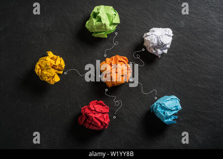 Carta sgualcita che simboleggiano diverse soluzioni con uno a metà symboilizing la migliore pratica di tutte le idee Foto Stock