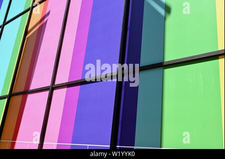 Coutts Bank. Il trefolo, negozi e imprese display colori Arcobaleno prima dell'orgoglio a Londra le celebrazioni di questo fine settimana. Londra. Regno Unito Foto Stock