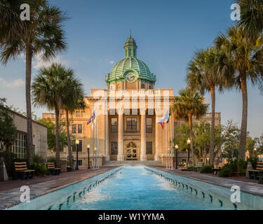 Vintage classica Volusia County Courthouse in DeLand Florida con colonne e cupola in rame da una piscina con fontana Foto Stock