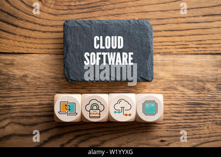 Piastra di ardesia con il messaggio "software cloud' e cubetti con relative icone sullo sfondo di legno Foto Stock