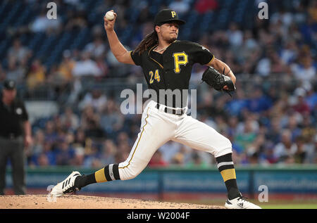 Pittsburgh, Pennsylvania, USA. 3 Luglio, 2019. I pirati di Pittsburgh a partire lanciatore Chris Archer (24) in azione durante il Major League Baseball gioco tra il Chicago Cubs e Pittsburgh Pirates al PNC Park di Pittsburgh, in Pennsylvania. (Photo credit: Nicholas T. LoVerde/Cal Sport Media) Credito: csm/Alamy Live News Foto Stock