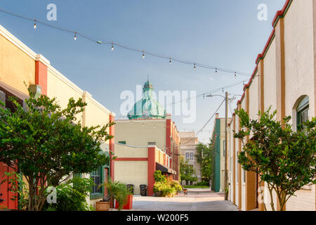 Lato vuoto street vicolo artigianale nella storica città di DeLand Florida su una mattina di sole Foto Stock