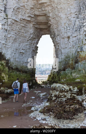 Un giovane a piedi attraverso il Kingsgate Baia Mare Arch, Margate, Kent, Inghilterra Foto Stock