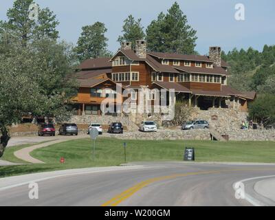 Custer County, il Dakota del Sud--luglio 2018: Lo stato Game Lodge è un lodge di legno costruito nel 1920 a Custer State Park. È elencato sulla Nazionale Regist Foto Stock