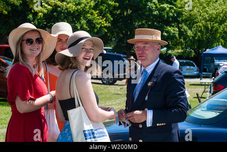 Henley on Thames, Berkshire, Regno Unito. 4 luglio 2019. I visitatori della Henley Royal Regatta parlano con il coordinatore delle squadre olandesi di canottaggio nel parcheggio Lion Meadow . Credit Gary Blake/Alamy Live Foto Stock