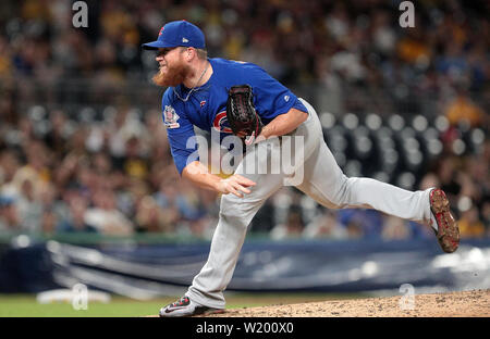 Pittsburgh, Pennsylvania, USA. 3 Luglio, 2019. Chicago Cubs lanciatore di rilievo Craig Kimbrel (24) in azione durante il Major League Baseball gioco tra il Chicago Cubs e Pittsburgh Pirates al PNC Park di Pittsburgh, in Pennsylvania. (Photo credit: Nicholas T. LoVerde/Cal Sport Media) Credito: csm/Alamy Live News Foto Stock