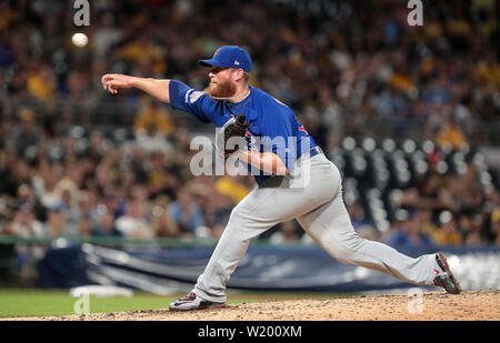 Pittsburgh, Pennsylvania, USA. 3 Luglio, 2019. Chicago Cubs lanciatore di rilievo Craig Kimbrel (24) in azione durante il Major League Baseball gioco tra il Chicago Cubs e Pittsburgh Pirates al PNC Park di Pittsburgh, in Pennsylvania. (Photo credit: Nicholas T. LoVerde/Cal Sport Media) Credito: csm/Alamy Live News Foto Stock