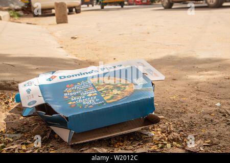 Bengaluru, India 17 Giugno 2019 : Domino's Pizza scatola gettata sul lato strada. Foto Stock