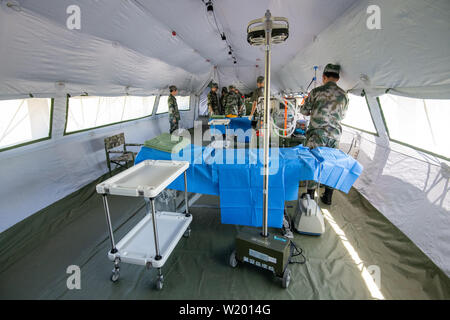 Feldkirchen, Germania. 04 Luglio, 2019. I soldati del popolo cinese della Esercito di Liberazione impostare un teatro operativo in un mobile centro di salvataggio. Medical soldati del popolo cinese della Esercito di Liberazione hanno avviato un esercizio con la Bundeswehr in Baviera. Fino al 17 luglio, lo scenario di una comune missione ONU saranno addestrati a Feldkirchen nella Bassa Baviera. Credito: Armin Weigel/dpa/Alamy Live News Foto Stock