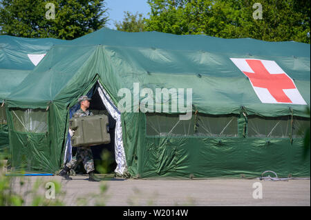 Feldkirchen, Germania. 04 Luglio, 2019. Un mobile stazione di salvataggio del popolo cinese della Esercito di liberazione si trova sui terreni del Gäuboden caserma. Medical soldati del popolo cinese della Esercito di Liberazione hanno avviato un esercizio con la Bundeswehr in Baviera. Fino al 17 luglio, lo scenario di una comune missione ONU saranno addestrati a Feldkirchen nella Bassa Baviera. Credito: Armin Weigel/dpa/Alamy Live News Foto Stock