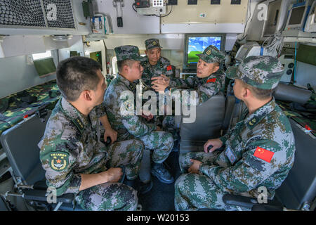 Feldkirchen, Germania. 04 Luglio, 2019. I soldati del popolo cinese della Esercito di Liberazione sono seduti in un ambulanza corazzata dalla Cina. Medical soldati del popolo cinese della Esercito di Liberazione hanno avviato un esercizio con la Bundeswehr in Baviera. Fino al 17 luglio, lo scenario di una comune missione ONU saranno addestrati a Feldkirchen nella Bassa Baviera. Credito: Armin Weigel/dpa/Alamy Live News Foto Stock