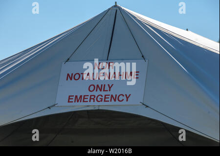 Feldkirchen, Germania. 04 Luglio, 2019. "Emergenza, Solo emergenza" si trova in un dispositivo mobile stazione di salvataggio delle forze armate tedesche. Medical soldati del popolo cinese della Esercito di Liberazione hanno avviato un esercizio con la Bundeswehr in Baviera. Fino al 17 luglio, lo scenario di una comune missione ONU saranno addestrati a Feldkirchen nella Bassa Baviera. Credito: Armin Weigel/dpa/Alamy Live News Foto Stock