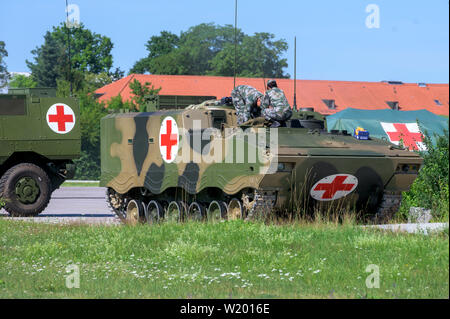 Feldkirchen, Germania. 04 Luglio, 2019. I soldati del popolo cinese della Esercito di Liberazione sta lavorando su un ambulanza corazzata dalla Cina. Medical soldati del popolo cinese della Esercito di Liberazione hanno avviato un esercizio con la Bundeswehr in Baviera. Fino al 17 luglio, lo scenario di una comune missione ONU saranno addestrati a Feldkirchen nella Bassa Baviera. Credito: Armin Weigel/dpa/Alamy Live News Foto Stock