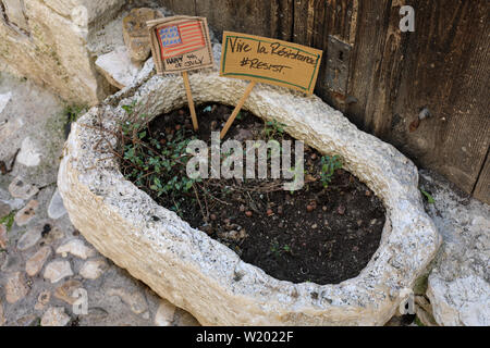 Segni di cartone su un vaso di fiori in Saint-Paul-de-Vence, Francia Foto Stock