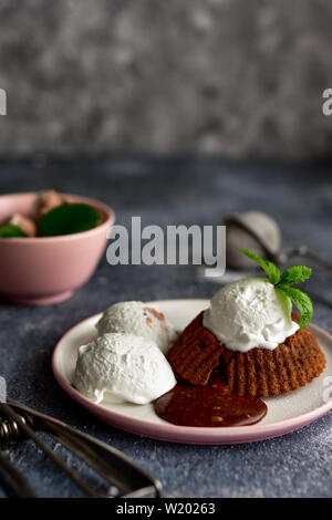 Torta di lava. Torta di lava con gelato alla vaniglia. Souffle al cioccolato. Foto Stock
