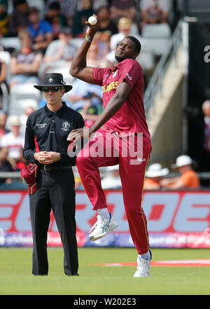 Headingley, Leeds, Regno Unito. 4 Luglio, 2019. ICC di Coppa del Mondo di cricket, Afghanistan versus West Indies; West Indies capitano Jason titolare bocce nella sua apertura di credito magia: Azione Plus sport/Alamy Live News Foto Stock