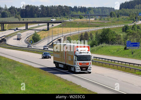 Salo, Finlandia. Giugno 15, 2019. MAN TGX 35.580 carrello tira HCT rimorchio nel traffico lungo il percorso europeo E18 nel sud della Finlandia in una giornata di sole dell'estate. Foto Stock