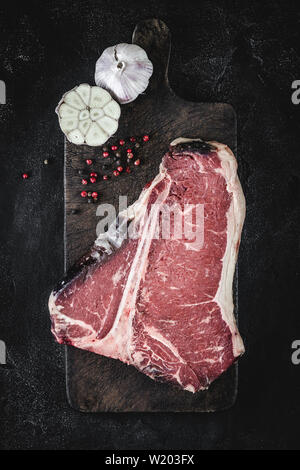 Premium invecchiato secco Materie T-bone Steak sulla cucina rustica tagliere. USDA Bistecca di manzo. Foto Stock