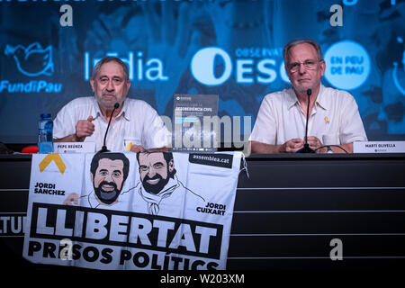 Pepe Beunza (L) primo obiettore di coscienza dello Stato spagnolo, parla insieme con Martí Olivella (R) attivista e direttore di NOVA Innovazione sociale durante il event.Organized dal catalano independents' Òmnium entità culturali, il primo giorno la disobbedienza civile ha avuto luogo nella data di nascita di un centro culturale. Questi due giorni, il 4 e 5 luglio, di conferenze e tavole rotonde hanno lo scopo di stabilire le basi teoriche per la disobbedienza civile come un modo per risolvere il problema dell'indipendenza della Catalogna dopo il ripetuto rifiuto dello Stato spagnolo di tenere un referendum. Foto Stock