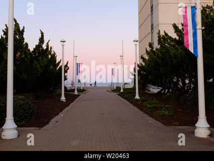 La gente a piedi lungo la passeggiata a mare parallelo alla spiaggia e dell'Oceano Atlantico a Virginia Beach, Virginia. Foto Stock