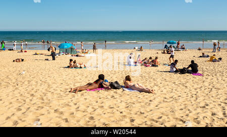 Bournemouth Dorset, Inghilterra, Regno Unito, 4 luglio 2019, meteo: il calore del giorno indugia in prima serata sulla costa sud come un mini ondata di caldo costruisce. Le persone a rilassarsi sulla spiaggia per assorbire il calore estivo. Credito: Paolo Biggins/Alamy Live Foto Stock