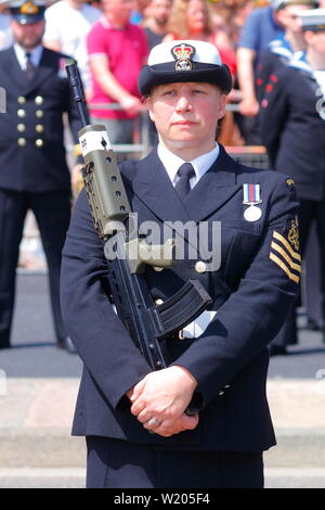 Una donna ufficiale della marina che frequentano le Forze Armate giorno in Scarborough Foto Stock