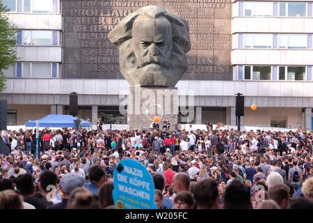 04 luglio 2019, in Sassonia, Chemnitz: i visitatori di "Kosmos Chemnitz - Abbiamo soggiorno piu' presso il monumento a Karl Marx. Con il festival, un nuovo segno per una pacifica e società cosmopolita è di essere impostato. Foto: Sebastian Willnow/dpa-Zentralbild/dpa Foto Stock