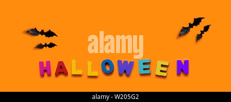 Concetto reative. Pipistrelli di nero e colorato iscrizione delle lettere di legno su sfondo arancione Foto Stock
