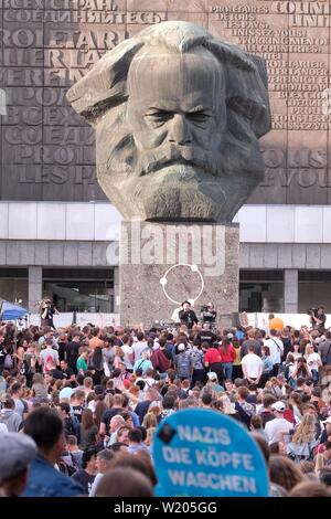 04 luglio 2019, in Sassonia, Chemnitz: i visitatori di "Kosmos Chemnitz - Abbiamo soggiorno piu' presso il monumento a Karl Marx. Con il festival, un nuovo segno per una pacifica e società cosmopolita è di essere impostato. Foto: Sebastian Willnow/dpa-Zentralbild/dpa Foto Stock